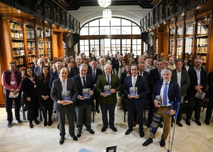 Presentación del libro 'El triunfo del pueblo andaluz. Historia de la conquista de la autonomía' en el Parlamento.