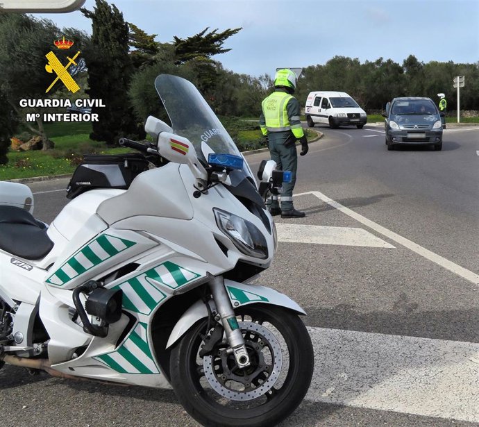 Denunciado un conductor por alertar de un control de tráfico en Ciutadella