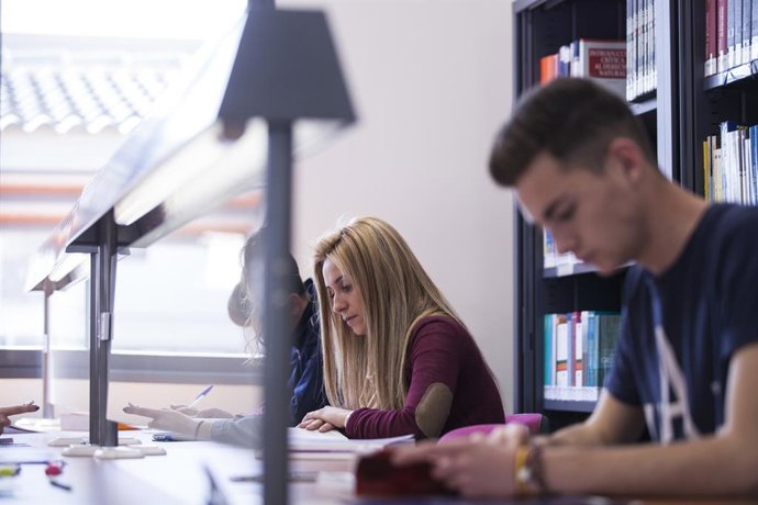 Archivo - Biblioteca, estudiantes, universitarios, estudio