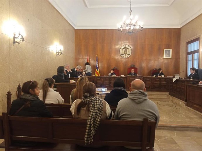 Tres condenadas por prostituir y esclavizar a dos jóvenes en Mallorca.