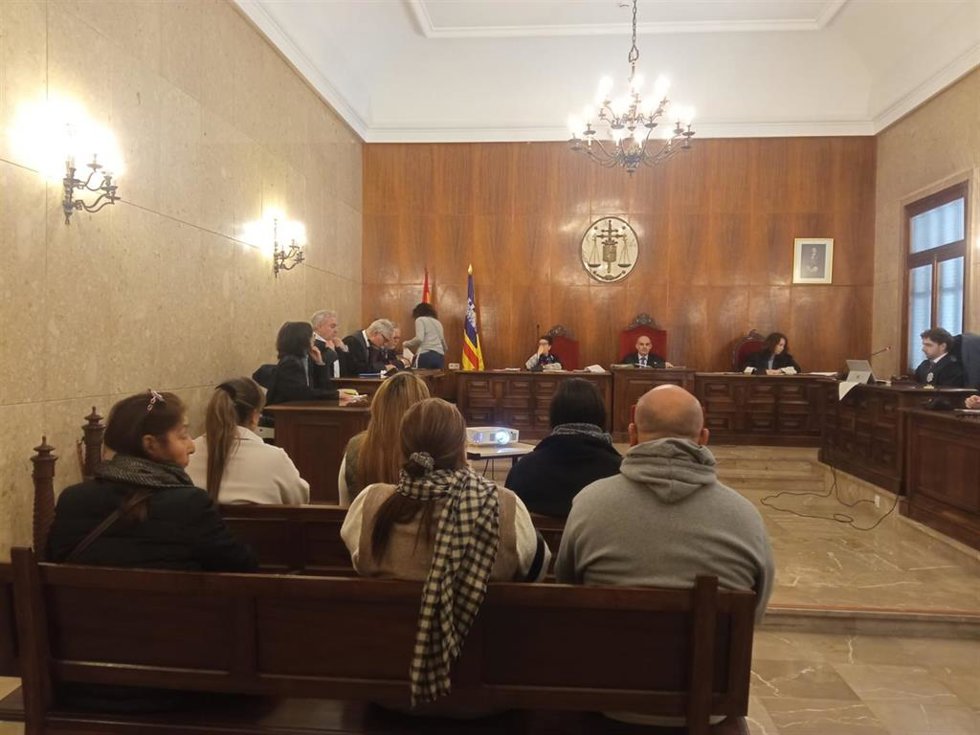 Tres condenadas por prostituir y esclavizar a dos jóvenes en Mallorca.