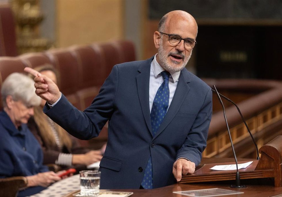 Archivo - El diputado de UPN, Alberto Catalán Higueras, interviene durante una sesión plenaria,