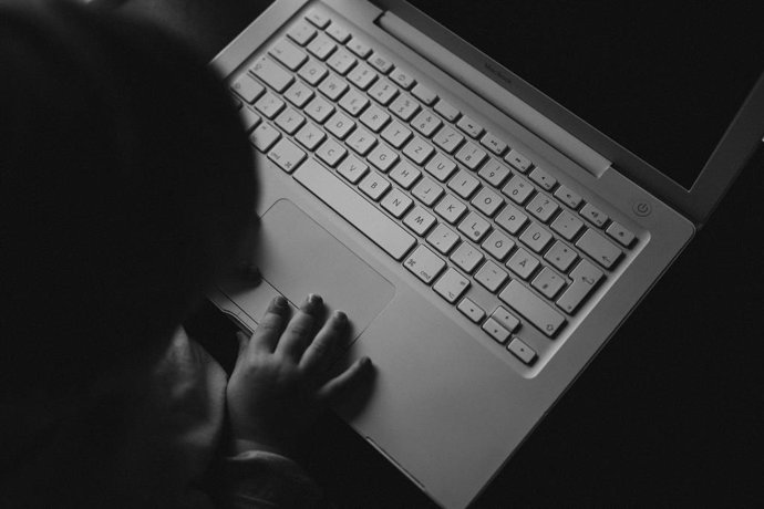 Laptop na mão de uma criança.