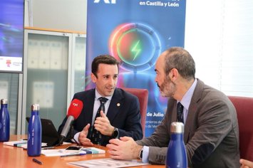 El vicerrector de Internacionalización y Compromiso Global de la ULE, José Alberto Benítez Andrades (izquierda) y el director general de Energía y Minas y del EREN, Alfonso Arroyo (derecha), en la presentación del XI Campus de la Energía Eléctrica.
