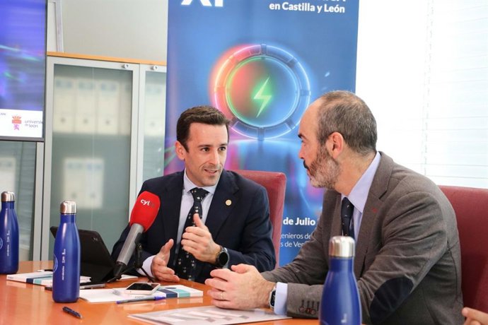 El vicerrector de Internacionalización y Compromiso Global de la ULE, José Alberto Benítez Andrades (izquierda) y el director general de Energía y Minas y del EREN, Alfonso Arroyo (derecha), en la presentación del XI Campus de la Energía Eléctrica.
