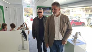El delegado territorial de Sostenibilidad y Medio Ambiente de la Junta de Andalucía en Granada, Manuel Francisco García, ha visitado este martes en Guadix el EducaBus con el alcalde, Jesús Lorente.