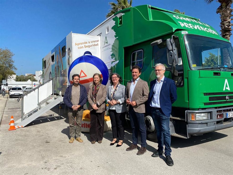 El delegado territorial de Empleo, Empresa y Trabajo Autónomo de la Junta en Cádiz, Daniel Sánchez Román, en una visita al Aula-Bus del programa 'Aprende a Crecer con Seguridad' en Chiclana de la Frontera (Cádiz)