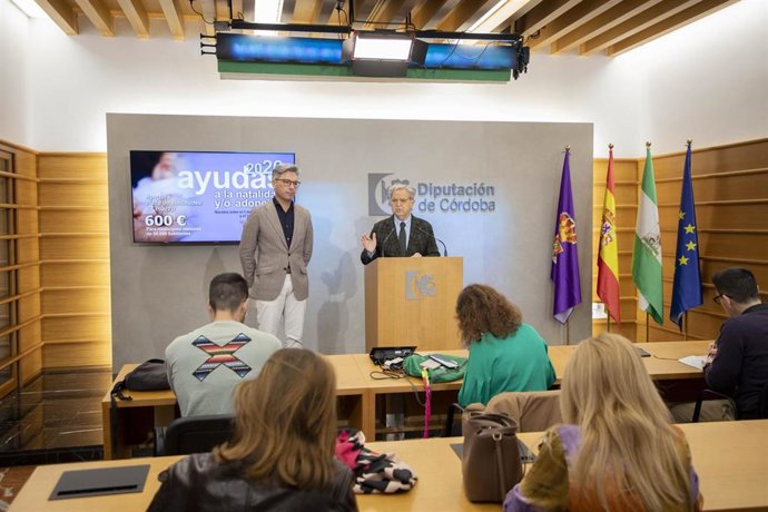 El presidente de la Diputación de Córdoba, Salvador Fuentes, informa sobre la línea de ayudas a la natalidad y adopción.