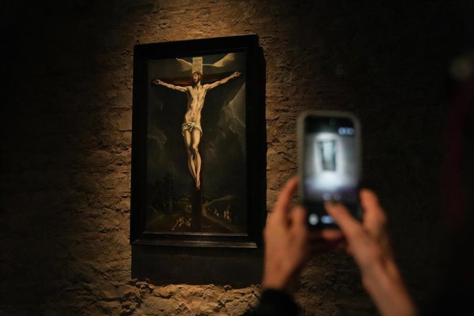 El cuadro 'Cristo en la cruz' de El Greco durante la presentación por parte de la Colección Casacuberta Marsans, a 24 de marzo de 2026, en Barcelona