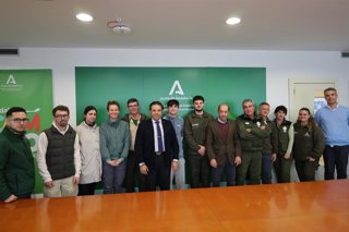 El delegado de Sostenibilidad y Medio Ambiente de la Junta en Huelva, Pedro Yórquez, recibe a los alumnos de los ciclos formativos de Gestión Forestal y Medio Natural, Educación y Control Ambiental y Aprovechamiento y Conservación del Medio Natural.