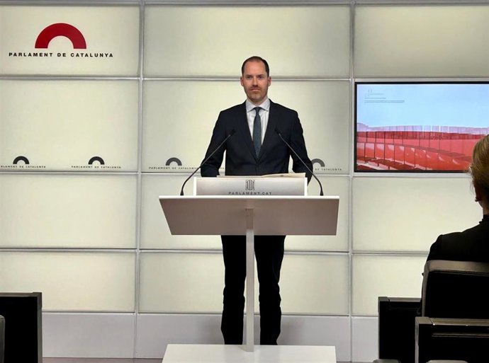 El portavoz del PP en el Parlament, Juan Fernández, en una rueda de prensa