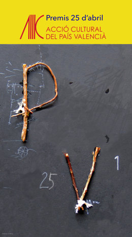 Archivo - ACPV homenatja Izaskun Arretxe i la Unió de Periodistes Valencians amb els Premis 25 d'Abril. El cartell dels guardons ha sigut creat per Artur Heras.