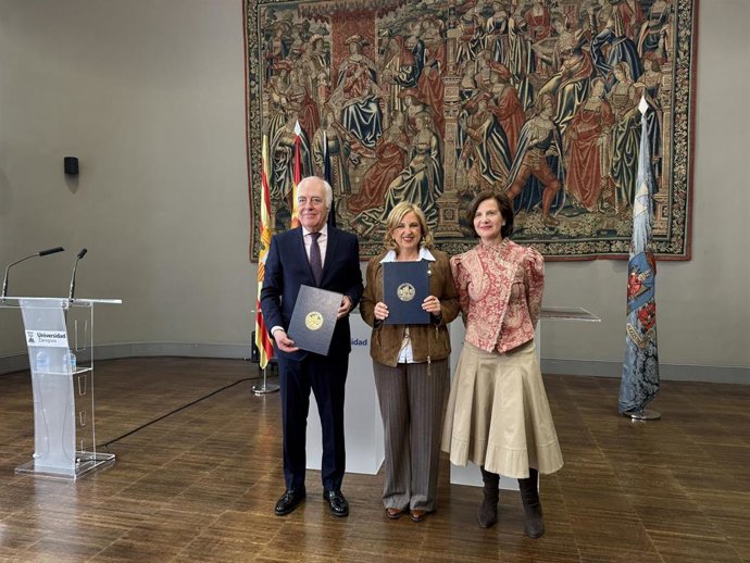La Universidad de Zaragoza y la Fundación Ibercaja presentan la Cátedra de Apoyo a la Infancia y Adolescencia en la sala Amar y Borbón del edificio Paraninfo de Unizar.