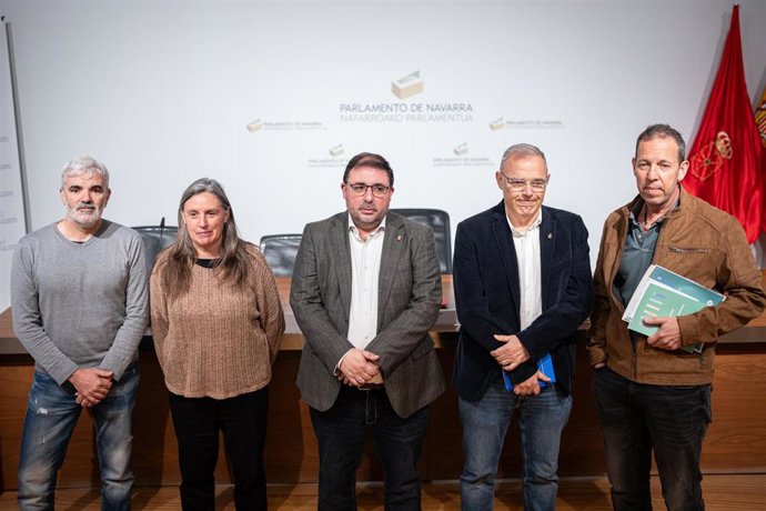 El presidente del Parlamento de Navarra, Unai Hualde (c), en la presentación de un informe elaborado por Medicus Mundi y Médicos del Mundo sobre la evolución de la Ayuda Oficial al Desarrollo (AOD) en salud y acción humanitaria.