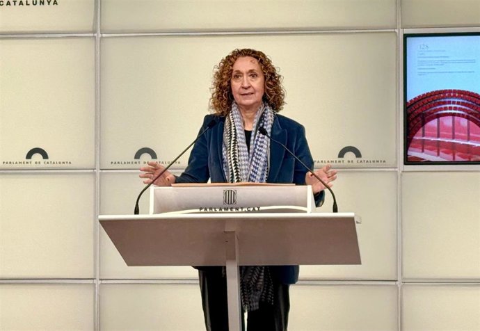 La portavoz de ERC en el Parlament, Ester Capella, en rueda de prensa.