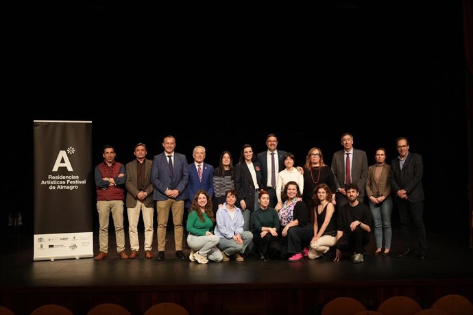 El consejero de Educación, Cultura y Deportes, Amador Pastor, durante la presentación de la II Edición de las Residencias Artísticas del Festival de Almagro donde ha estado acompañado por la directora del festival, Irene Pardo.