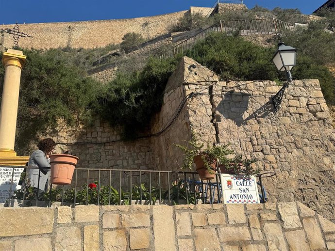 Grietas en el barrio alicantino de Santa Cruz