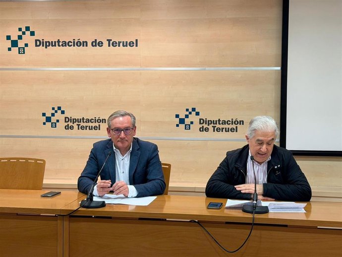 El presidente de la Diputación de Teruel, Joaquín Juste; y el presidente de la Asociación Española Contra el Cáncer en Teruel, Miguel Ángel Sauras.