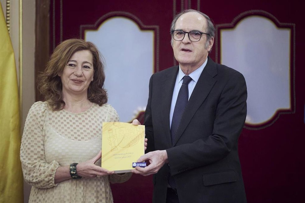 El defensor del pueblo, Ángel Gabilondo, entrega el Informe anual 2025 de la institución a la presidenta del Congreso Francina Armengol, en el Congreso, a 24 de marzo de 2026, en Madrid (España). 