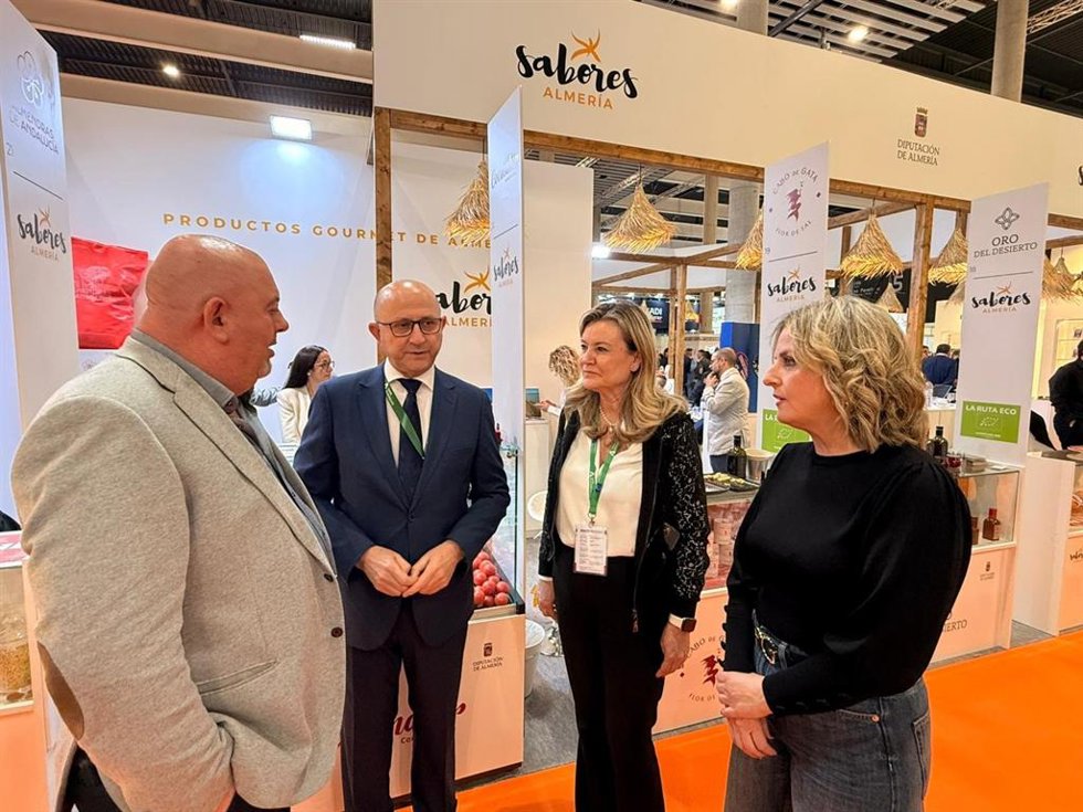 Representantes institucionales y del sector conversan en el estand de 'Sabores Almería' durante la segunda jornada de 'Alimentaria' en Fira Barcelona Gran Via.