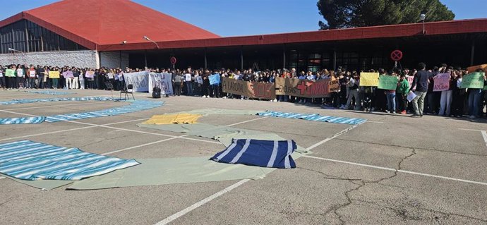 Alumnos, profesores y padres se concentran para denunciar la situación de "abandono estructural" del IES Universidad Laboral