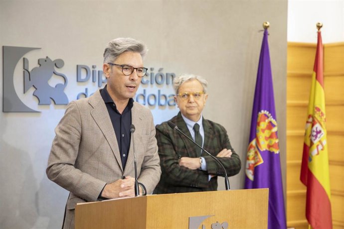 El delegado de Infraestructuras, Andrés Lorite, acompañado del presidente de la Diputación, Salvador Fuentes, informa sobre la adjudicación de la obra en la CO-4207.