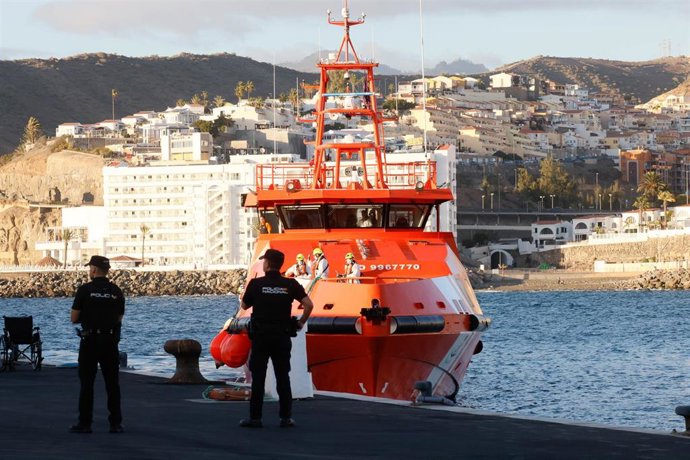 Archivo - Varios migrantes son rescatados y trasladados por Salvamento Marítimo al puerto de Arguineguín, a 15 de enero de 2026, en Gran Canaria, Canarias (España). 