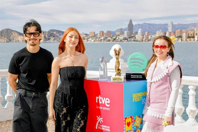 Archivo - Los artistas ganadores del Benidorm Fest 2026, Tony Grox (i) & LUCYCALYS (c), y la cantante Asha (d), ganadora del premio Spotify del Benidorm Fest 2026, durante una rueda de prensa en el Mirador del Castillo, a 15 de febrero de 2026, en Benidor