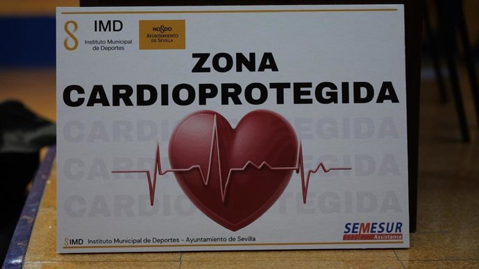 Señal de zona cardioprotegida del Ayuntamiento de Sevilla.