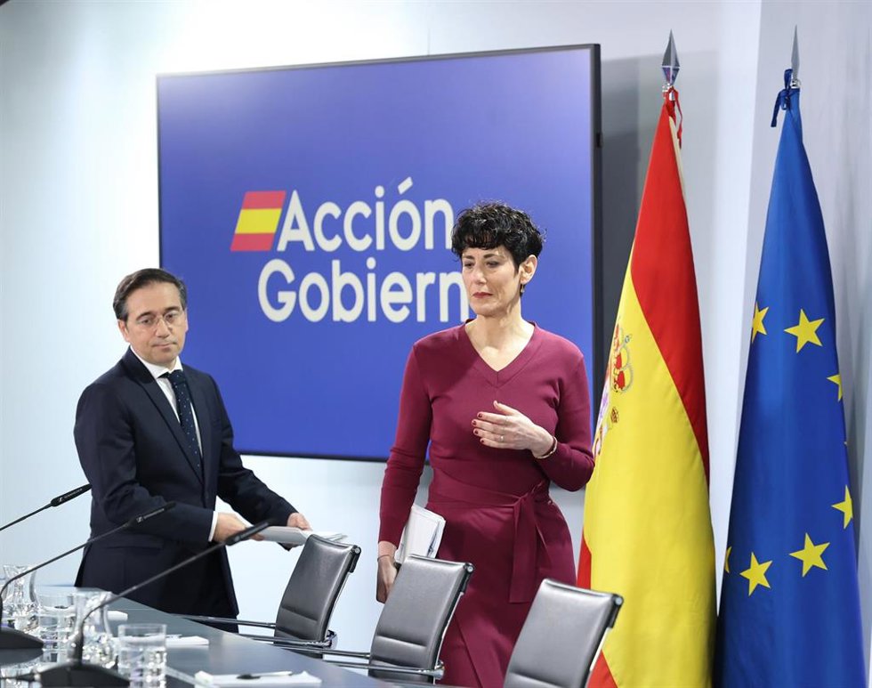 El ministro de Asuntos Exteriores, Unión Europea y Cooperación, José Manuel Albares, y la ministra de Inclusión, Seguridad Social y Migraciones y portavoz del Gobierno, Elma Saiz,  a su llegada a la rueda de prensa en La Moncloa.