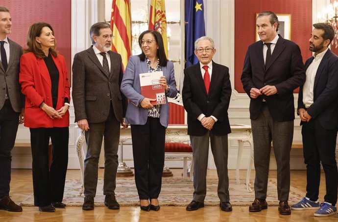 El síndic de Greuges, Ángel Luna (c-d), durante un encuentro informativo tras la entrega de su Informe Anual 2025 a la presidenta de las Corts Valencianas, María de los Llanos Massó Linares (c-i), y restantes miembros de la Mesa de Les Corts
