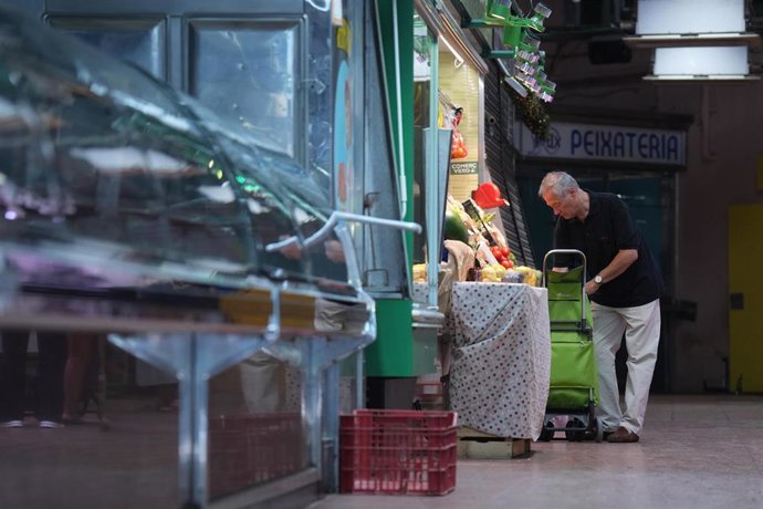 Archivo - Interior del Mercado de l'Estrella en Barcelona, en una imagen de archivo.