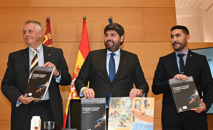 De izquierda a derecha, el decano del Colegio Oficial de Periodistas de la Región de Murcia, Miguel Massotti; el presidente del Gobierno regional, Fernando López Miras, y Ángel Blasco, director del anuario