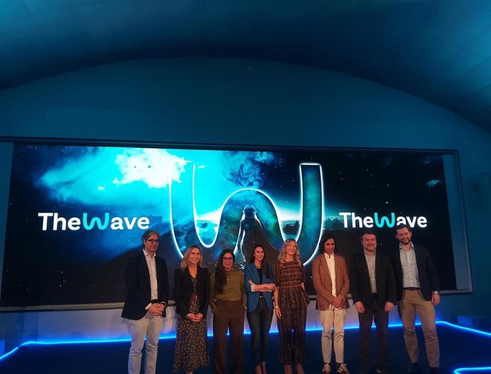Mar Vaquero, vicepresidenta del Gobierno de Aragón y consejera de Economía, Presidencia y Justicia en funciones, junto a los ponentes, en la presentación de la tercera edición de 'The Wave', en Madrid.