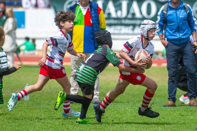 Esta línea de subvenciones pretende financiar la participación de clubes y secciones deportivas de Andalucía en competiciones oficiales federadas dirigidas a deportistas en edad escolar, entre los 6 y 18 años.