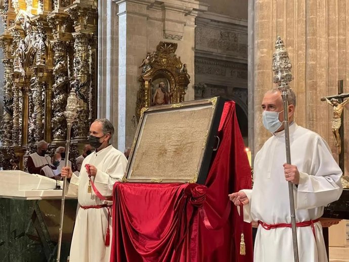 Archivo - La Catedral de Oviedo muestra el Santo Sudario con motivo del Viernes Santo.