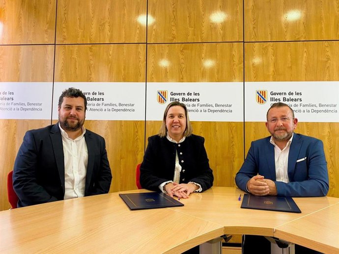 De izquierda a derecha, el director del IbJove, Tomàs Amer, la directora general de Familias, Infancia, Juventud, Diversidad e Igualdad, Catalina Isern, y el presidente del Colegio de Dietistas-Nutricionistas, Manuel Moñino.