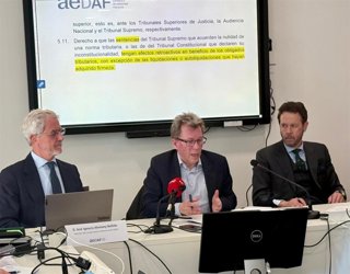 José Ignacio Alemany, miembro del Consejo Asesor Institucional de AEDAF; Daniel Gómez-Olano González, coordinador del Consejo Asesor Institucional de AEDAF y Juan Manuel Herrero de Egaña, vocal del Gabinete de Estudios y Relaciones Institucionales.
