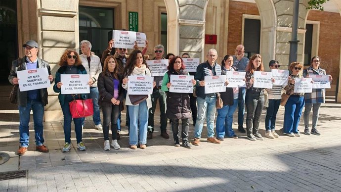 Concentración a las puertas de CCOO por un trabajador fallecido en mina Magdalena (Huelva) el pasado mes de febrero.