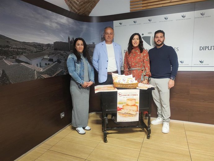 La vicepresidenta Primera de la Diputación de Cáceres, Esther Gutiérrez, junto al alcalde de Acehúche y empresarios del municipio en la presentación de la XX Feria del Queso de Cabra