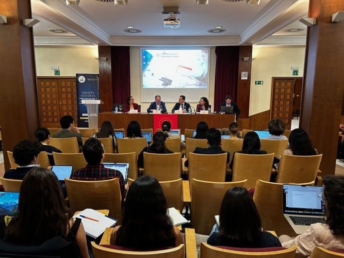  imatge d'arxiu de les V Jornades sobre Pirateria Digital celebrades en la Universitat d'Alacant el 2025