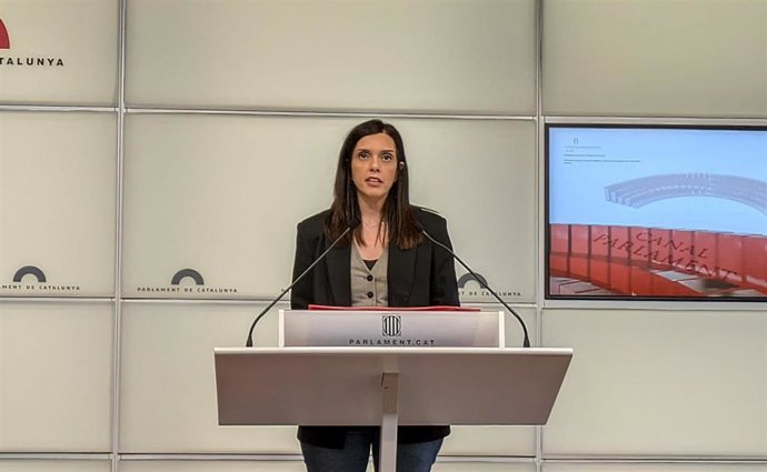 La portavoz del PSC en el Parlament, Elena Díaz, en rueda de prensa.