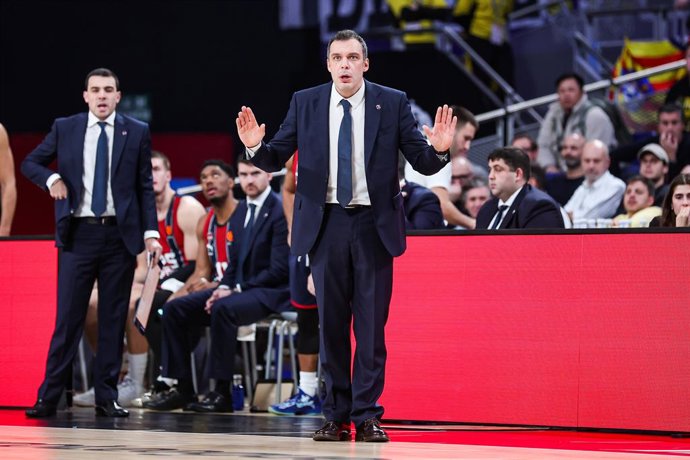 Archivo - Paolo Galbiati, head coach of Kosner Baskonia Vitoria-Gasteiz gestures during the Turkish Airlines EuroLeague Regular Season Round 15 match between Real Madrid and Kosner Baskonia Vitoria-Gasteiz at Movistar Arena on December 11, 2025 in Madrid,