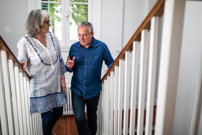 Archivo - Dual task: pareja que habla mientras sube las escaleras.