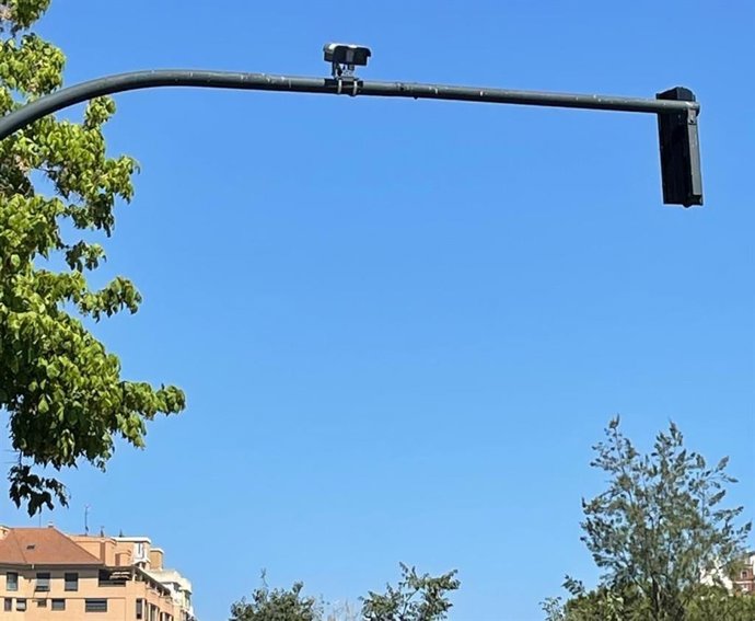 Archivo - Imagen de una de las cámaras instaladas en València para controlar la ZBE