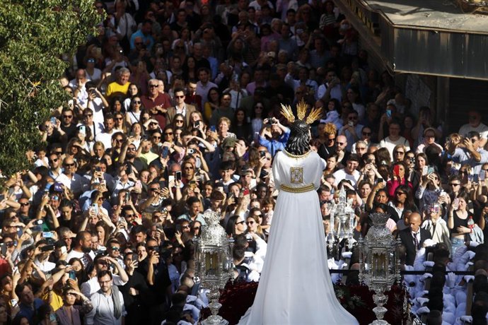 Archivo - Salida procesional de Nuestro Padre Jesús Cautivo, 'El Cautivo', por la calles de Málaga en una imagen de archivo.