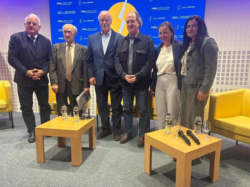 El periodista Pedro Pablo San Martín, el doctor PEdro Guillén, el ex seelccionador absoluto de fútbol Vicente del Bosque, el presidente de honor de la AEPD Julián Redondo y las doctoras Isabel Guillén y Ana de la Torre.