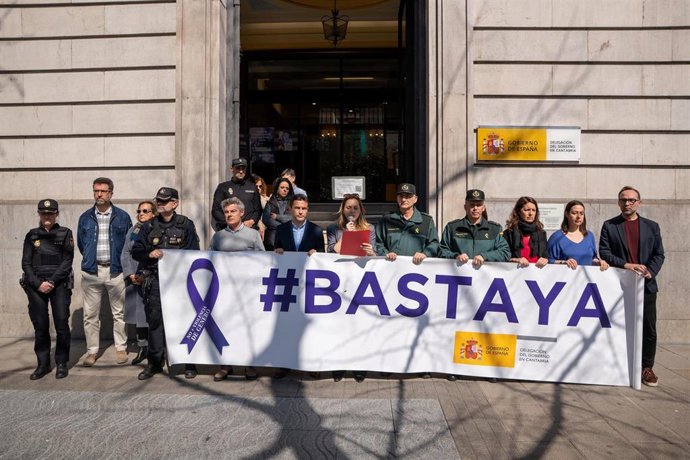 Minuto de silencio por las víctimas de violencia de género en la Delegación del Gobierno