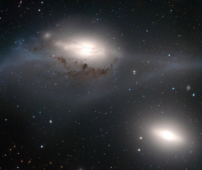 Archivo - Imagen obtenida con el instrumento FORS2 del Very Large Telescope (VLT) de ESO en Cerro Paranal (Chile), muestra un hermoso y peculiar dúo de galaxias, NGC 4438 y NGC 4435, apodadas “Los Ojos”.