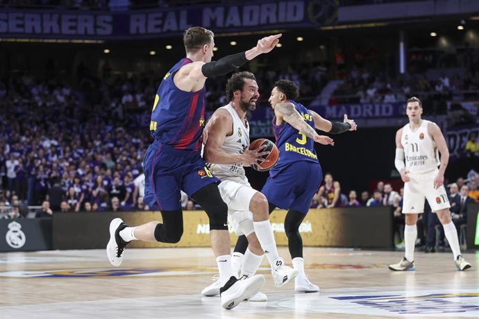 Archivo - Jan Vesely, Sergio Llull y Miles Norris durante el Real Madrid-Barça de la Euroliga 25-26